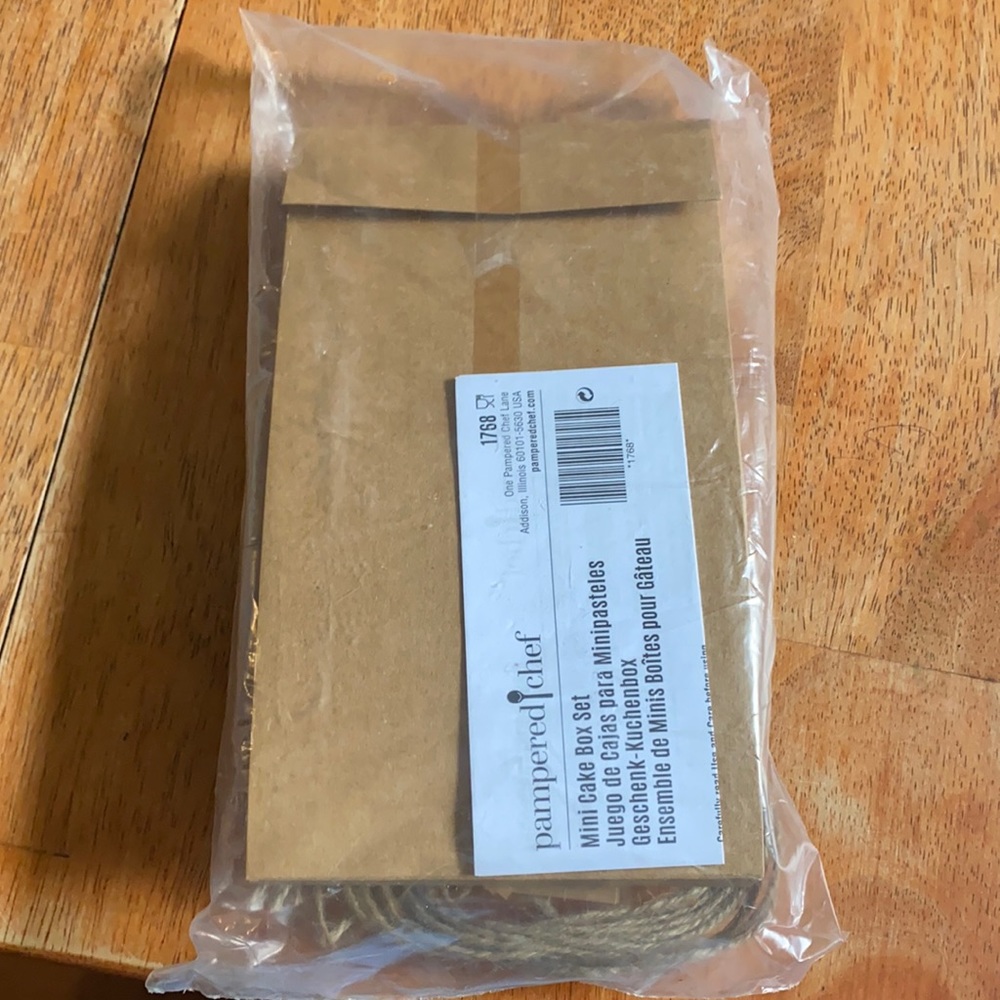 New in packaging Pampered Chef Mini Cake Box set